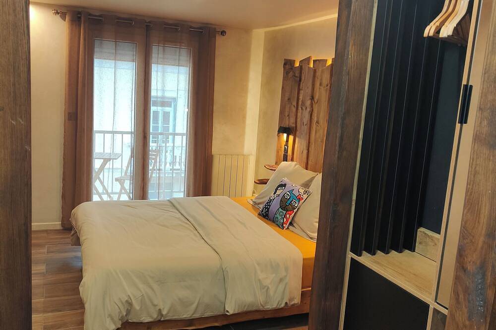 Entire apartment, Warm, designer apartment in town center between lake and mountains in Oyonnax, Nantua