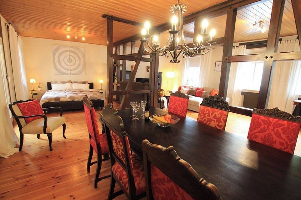 Ganze Wohnung, Das grosszügige Apartment \"Heimatnest\" erstreckt sich mit ca. 80 qm2 über das ganze erste Stockwerk des Hauses und bietet Platz für 2 Personen. Die Ausstattung vereint moderne und traditionelle Einrichtungselemente und ist eine Hommage an das e... in Bad Ems, Lahn-Taunus