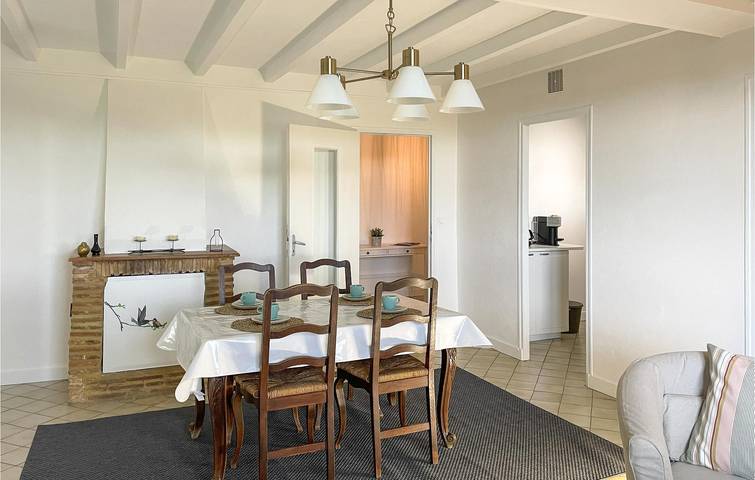 Entire holiday apartment, Poolside Retreat with Parking: 1.5km to Betbezer-d'Armagnac in Labastide-d'Armagnac, Landes