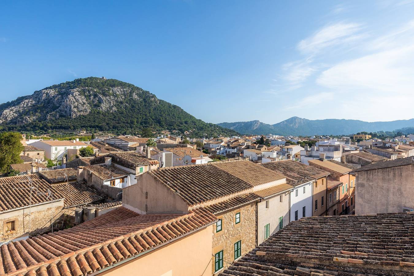 Romantisches Casa Coronel Aloy mit modernen Interieurs, Dachterrasse, Klimaanlage und Wlan in Pollença Stadt, Pollença