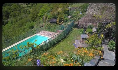 Location de vacances pour 12 personnes, avec jardin ainsi que vue et piscine à Nohèdes