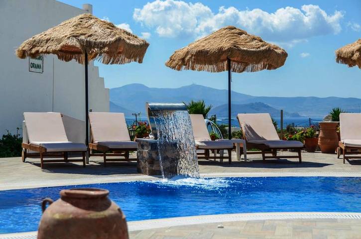 Gîte pour 2 personnes, avec piscine ainsi que vue et jardin dans Agia Anna - 4