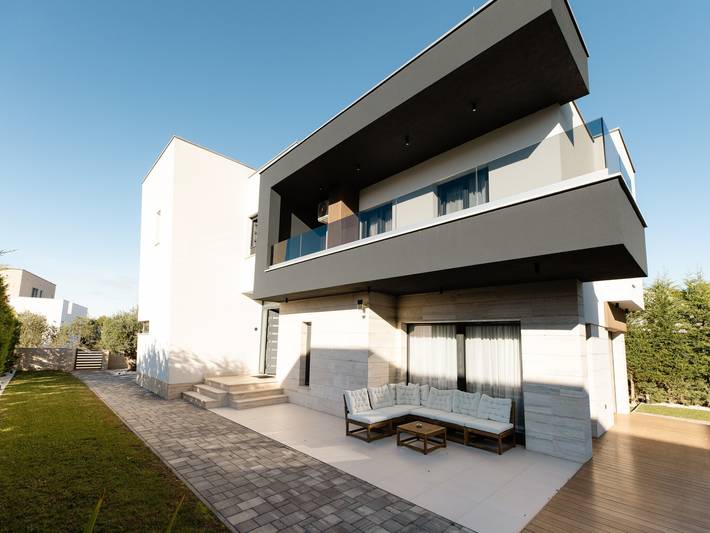 Villa pour 8 personnes, avec terrasse et piscine dans Vir