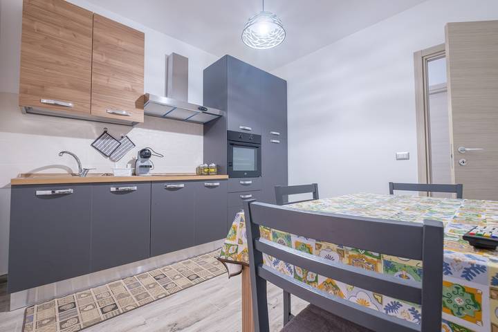 Entire apartment, Holiday Apartment "Damilhouse 3" with Balcony and Wi-Fi in Messina, Messina Province