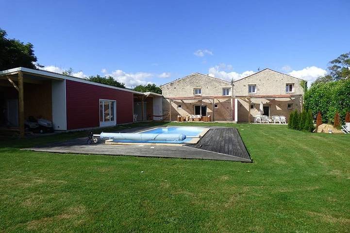 Location de vacances pour 10 personnes, avec terrasse et piscine à Bouillé-Courdault