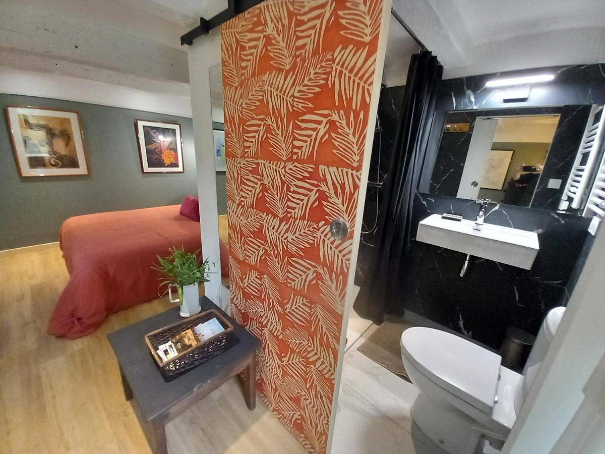 Double Room with Private Bathroom in Lalbenque, Quercy