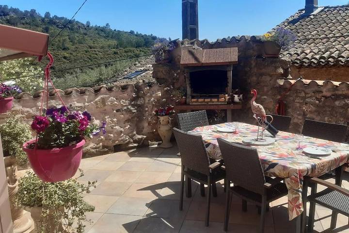 Location de vacances pour 4 personnes, avec terrasse et vue à Saint-Chinian