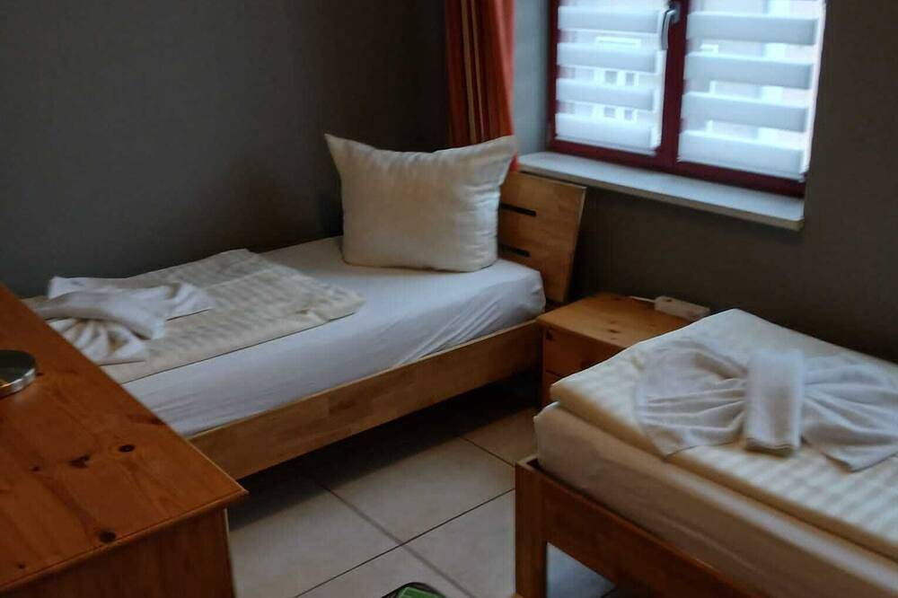Ganze Wohnung, Komfortable Ferienwohnung „Ahoi“ mit Balkon nahe Malchower See und Garten in Malchow, Fleesensee