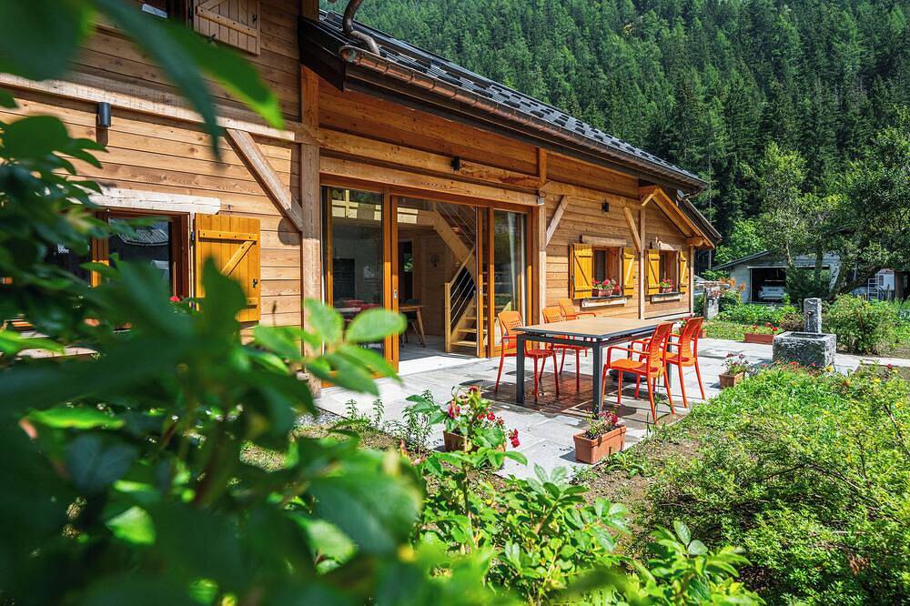 New \"Chalet des Plans\" Mountain view! At the foot of the slopes, terrace, garden. in Vallorcine, Massif du Mont-Blanc