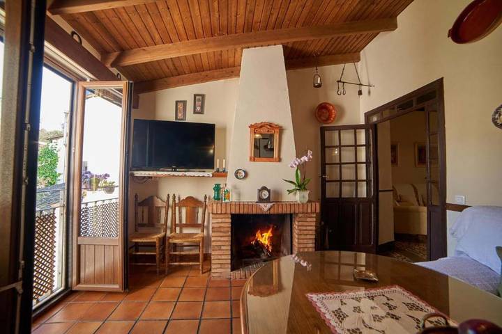 Casa rural 'Tragaluz Il' con vistas a la montaña, terraza compartida y Wi-Fi in Fuenteheridos, Sierra de Aracena y Picos de Aroche