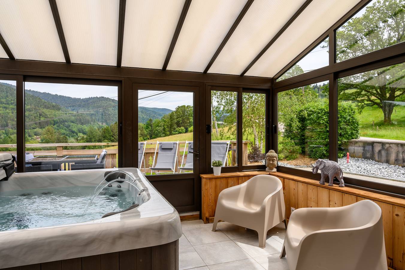 Chalet "Le Brusyna" avec vue sur montagne, bain à remous, terrasse privée et Wi-Fi in Saint-Maurice-sur-Moselle, Région d'Épinal