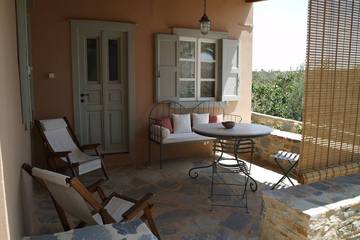 Gîte pour 4 personnes, avec jardin ainsi que terrasse et jacuzzi dans Syros