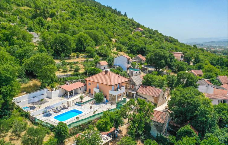 Ganze Ferienwohnung, Gemütlich, 200 m vom Fluss Ričina entfernt: Pool, WLAN, Küche und Terrasse in Imotski, Makarska Riviera