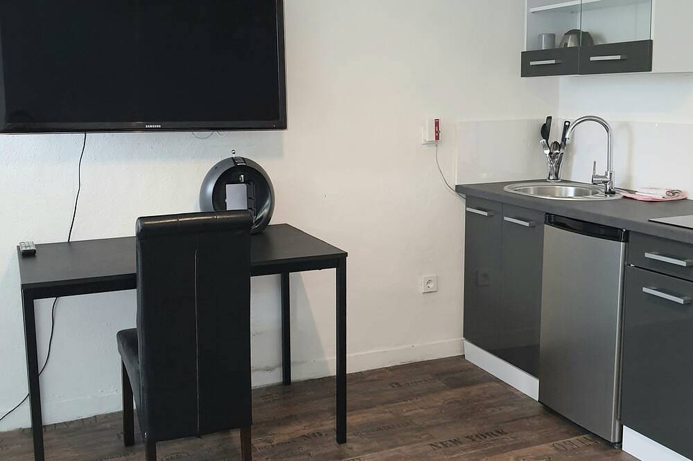 1-Zimmer- Apartment mit Küchenzeile, großem Tv und Dusche/Wc, 20qm in Straßenhaus, Rheinland-Pfalz