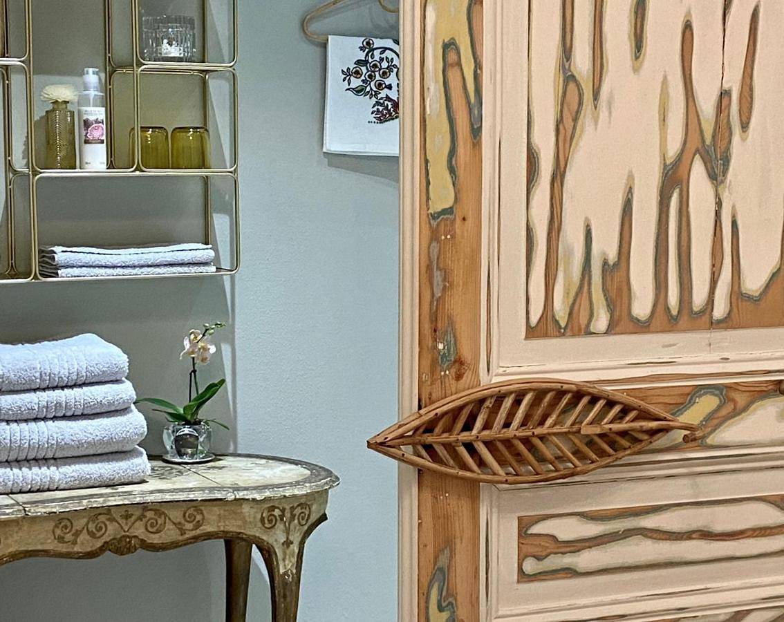 Un palmier à sa fenêtre in Grasse, Côte méditerranéenne (France)