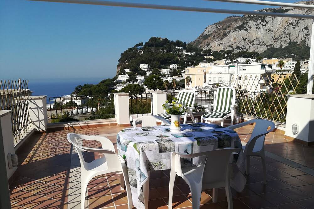 Ein zentral gelegenes Haus mit atemberaubendem Blick auf die Insel. in Capri, Neapel Provinz