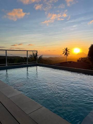 Location de vacances pour 4 personnes, avec vue ainsi que jardin et piscine à Rivière-Salée