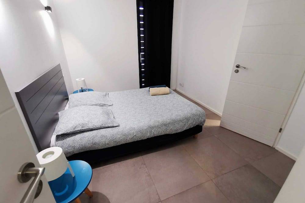 Villa 2 contemporaine avec piscine, 4 chambres, 3 sdb, 2Wc, parking voiture éléc in Hyeres, Parc national Port-Cros