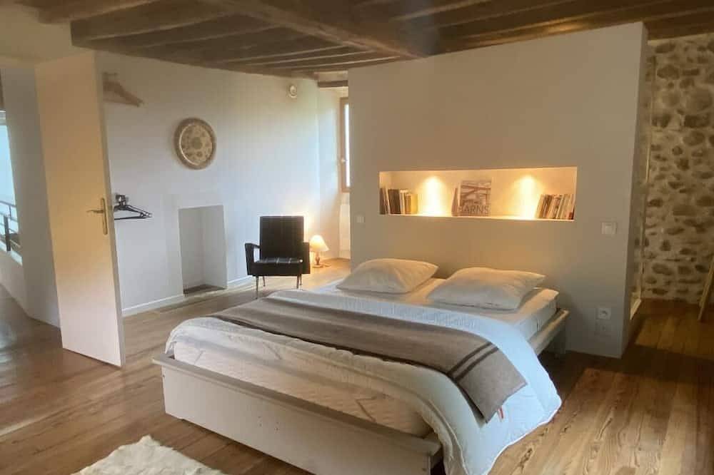 Superb contemporary gîte at the foot of the mountains, fireplace, wifi, barbecue in Issor, Béarn