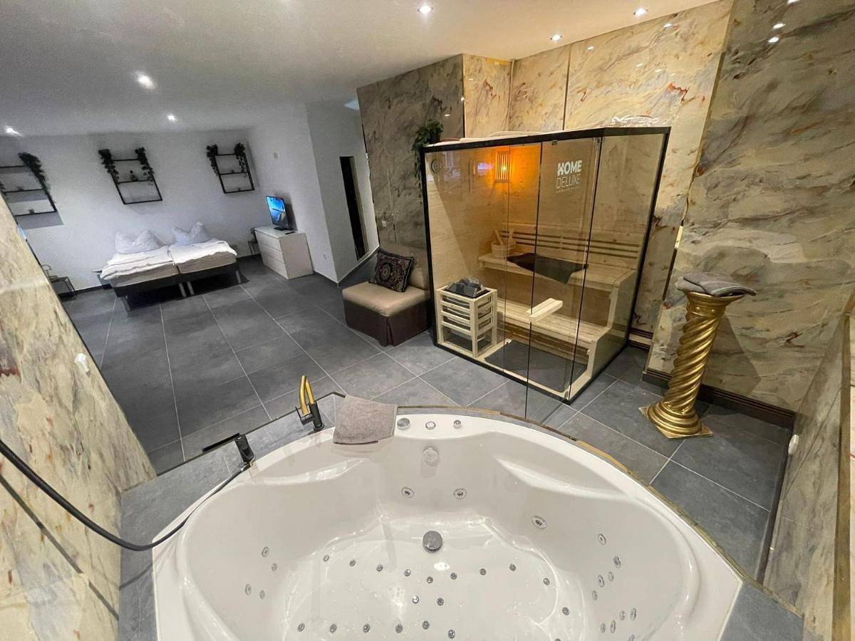 Ganze Wohnung, Suite Julius Cesar mit Private Sauna & Whirlpool in Friedrichshain - Kreuzberg, Berlin
