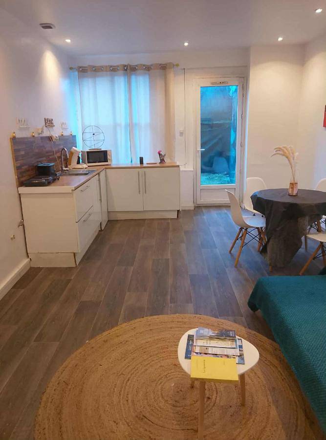 Appartement entier, One-Bedroom Apartment in Saint-Léonard-de-Noblat, Région de Limoges