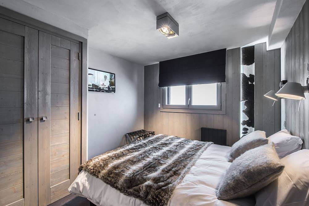 Entire apartment, Abondance: Spacious elegant apartment in Courchevel with parking and Wifi in Courchevel 1650 (Moriond), Saint-Bon-Tarentaise