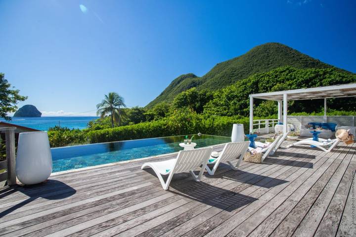 Location de vacances pour 10 personnes, avec terrasse ainsi que piscine et jardin dans Anse Caffard