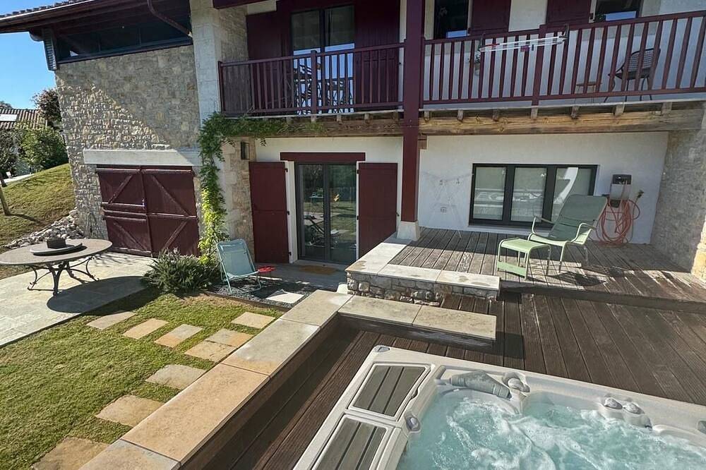 Entire apartment, Spacious Baïgura studio, mountain views, direct access to pool & spa in Hasparren, Bayonne region