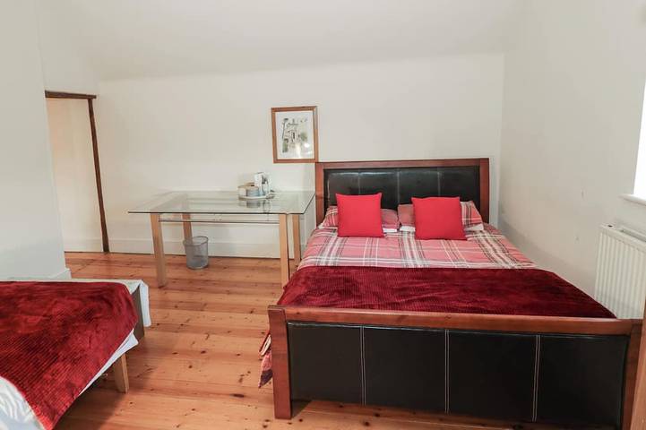 Dunnimere Farmhouse, pet friendly, with open fire in Tamworth in Staffordshire