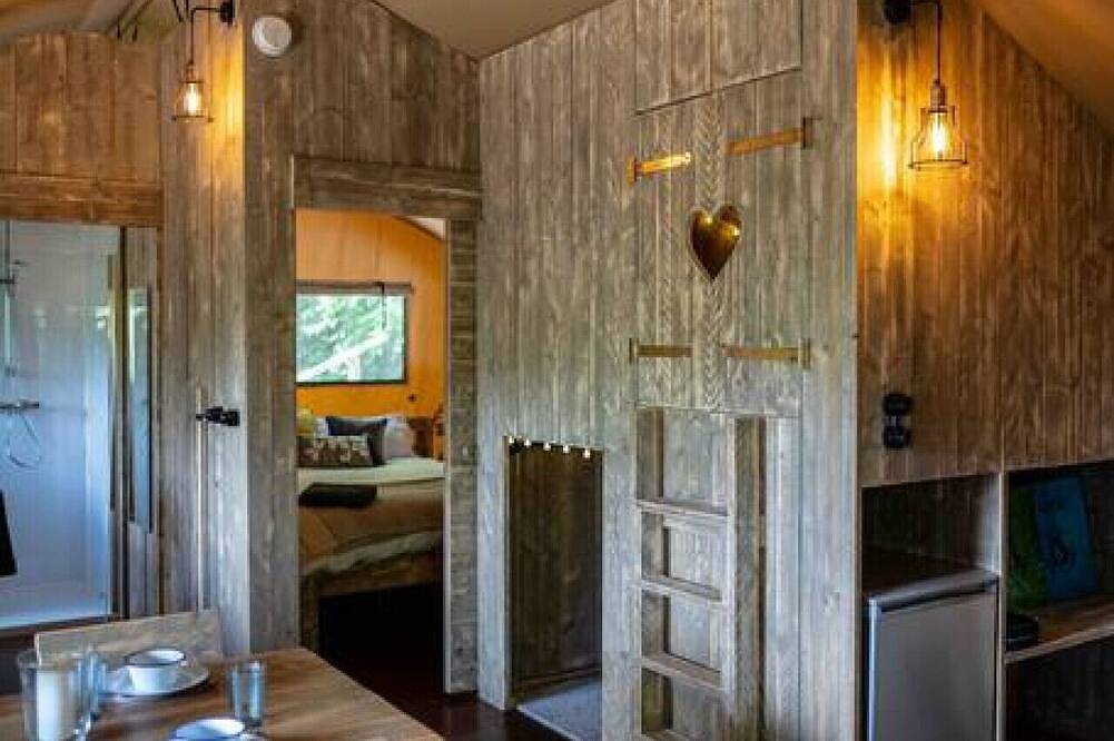 Lower Coombe Royal- Cedar Lodge with Hot Tub in Churchstow, South Devon