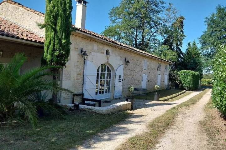 Location de vacances pour 8 personnes, avec jardin et terrasse à Burie