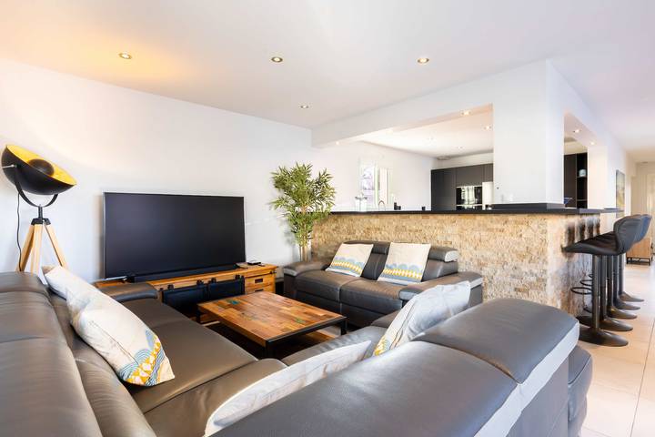 Villa pour 10 personnes, avec jacuzzi ainsi que piscine et jardin, adapté aux familles à Agde - 4
