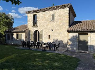 Location de vacances pour 2 personnes, avec jardin et piscine ainsi que terrasse et jacuzzi à Saint-Mathieu-de-Tréviers