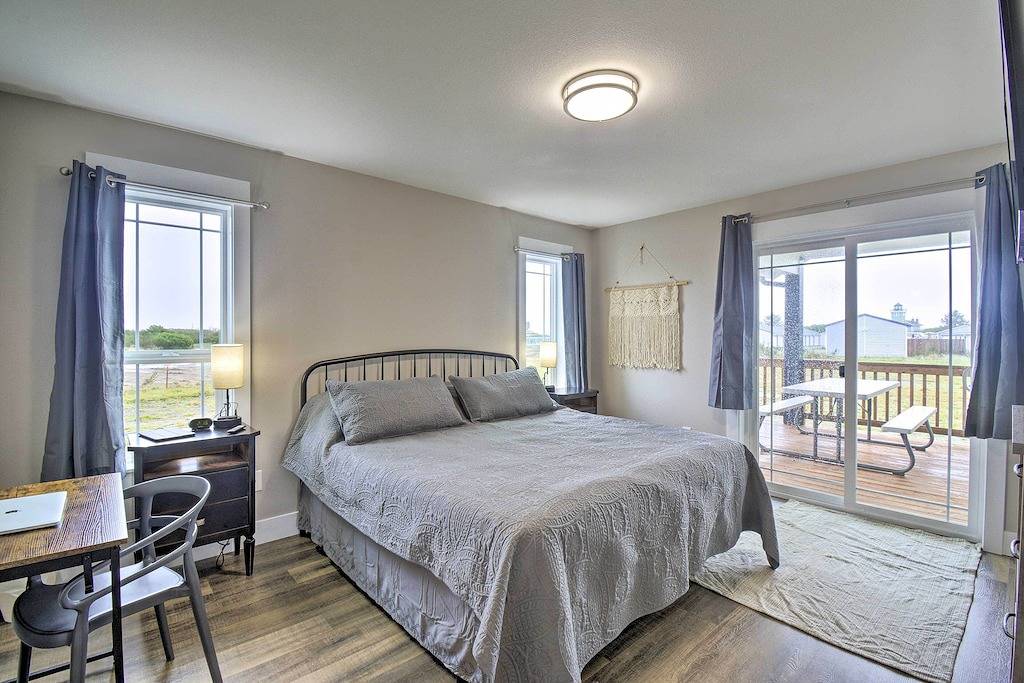 Hot Tub: Modern Ocean Shores Home, 2 Mi to Beach! in Ocean Shores, Grays Harbor County