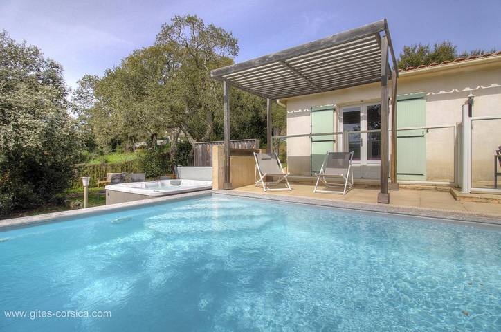Gîte pour 6 personnes, avec Jacuzzi et Terrasse ainsi que Jardin et Piscine