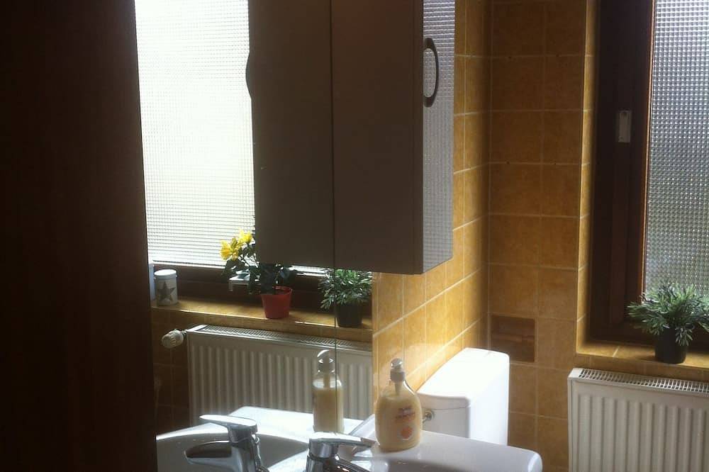 Ganze Wohnung, Sehr gut ausgestattete, große Ferienwohnung in ruhiger Gegend nah zum Rhein in Wallersheim, Koblenz
