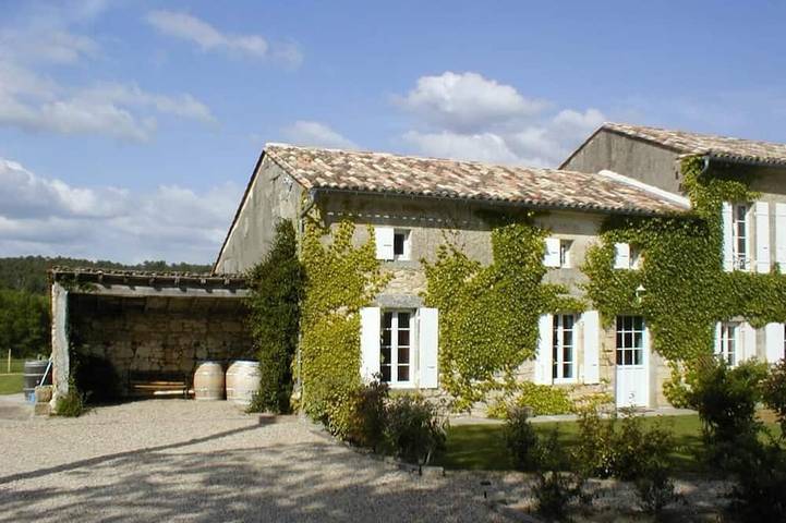 Location de vacances pour 6 personnes, avec Jardin et Piscine à Les Salles-de-Castillon