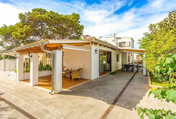 Vacation Home Casa de los Pinos with Wi-Fi, A/C, Terrace & Garden in Playa de Alcúdia, Alcúdia