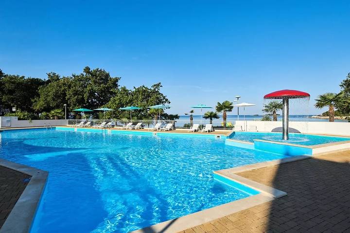 Camping für 6 Personen, mit Pool und Terrasse in Funtana - 2