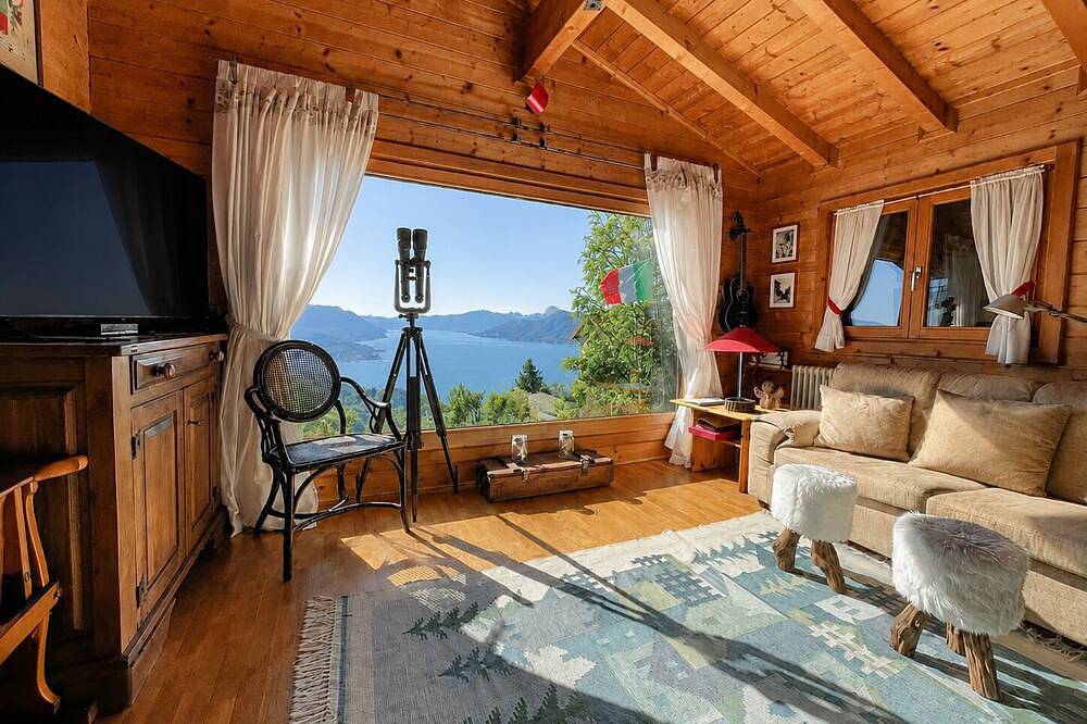 Villa Tirolese by Lago Reisen in Agra, Lago Maggiore (Lombardei)