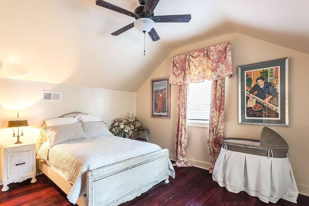 Der geheime Garten befindet sich in Covington, Louisiana. Wirklich einzigartig! in St. Tammany Parish