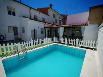 Casa de vacaciones para 12 personas, con piscina además de balcón y jardín, Se admiten mascotas en Sierra Mágina