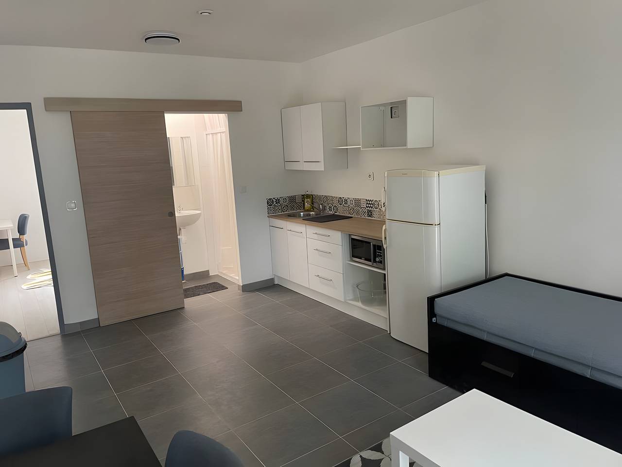 Appartement entier, Appartement "B" avec terrasse privée et jardin partagé in Poussan, Côte d'Améthyste
