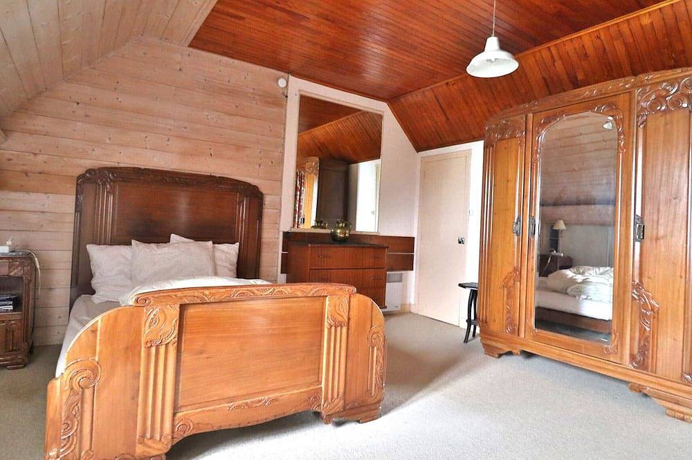 Seafront house with garden in Groix in Port Lay, Groix