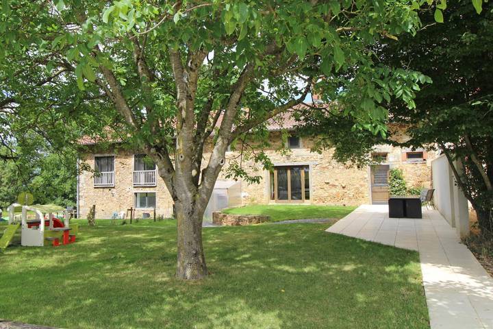 Gîte pour 10 personnes, avec Terrasse ainsi que Jardin et Piscine