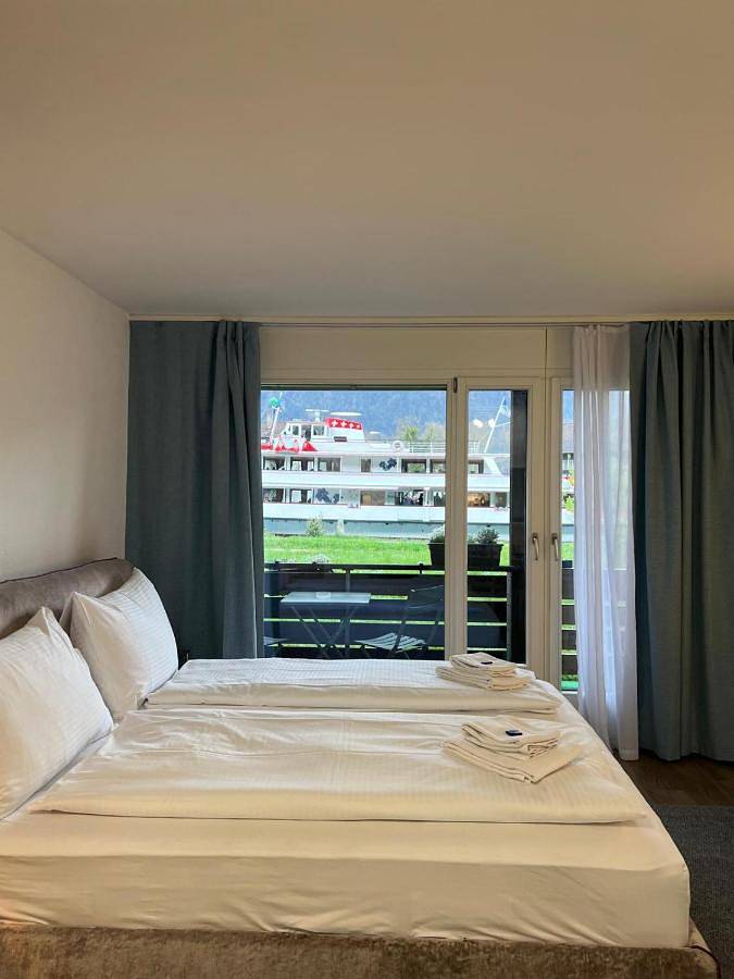 Ferienwohnung für 3 Personen, mit Balkon und Terrasse sowie Garten und Seeblick in Interlaken