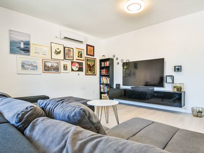 Ferienhaus für 8 Personen, mit Terrasse und Garten in Vrsi - 2