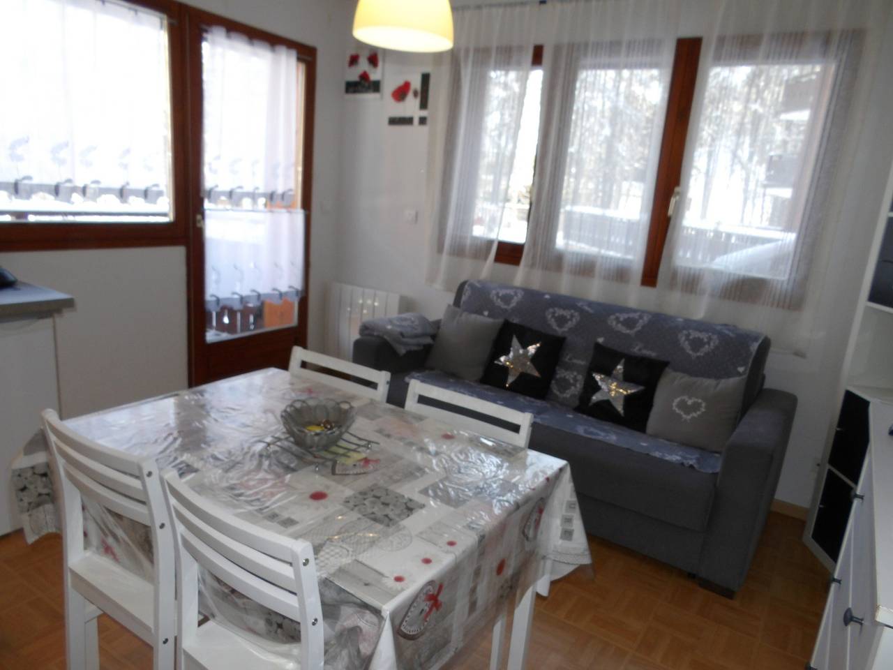 Ganzes Studio, Einzimmerapartment 'La Joue Du Loup' mit Bergblick, Gemeinschaftspool und Gemeinschaftsgarten in La Joue du Loup, Le Dévoluy