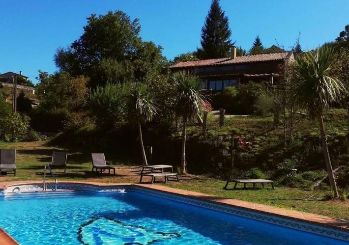 Apartamento para 12 personas, con Balcón y Terraza además de Jardín y Piscina en Puenteareas