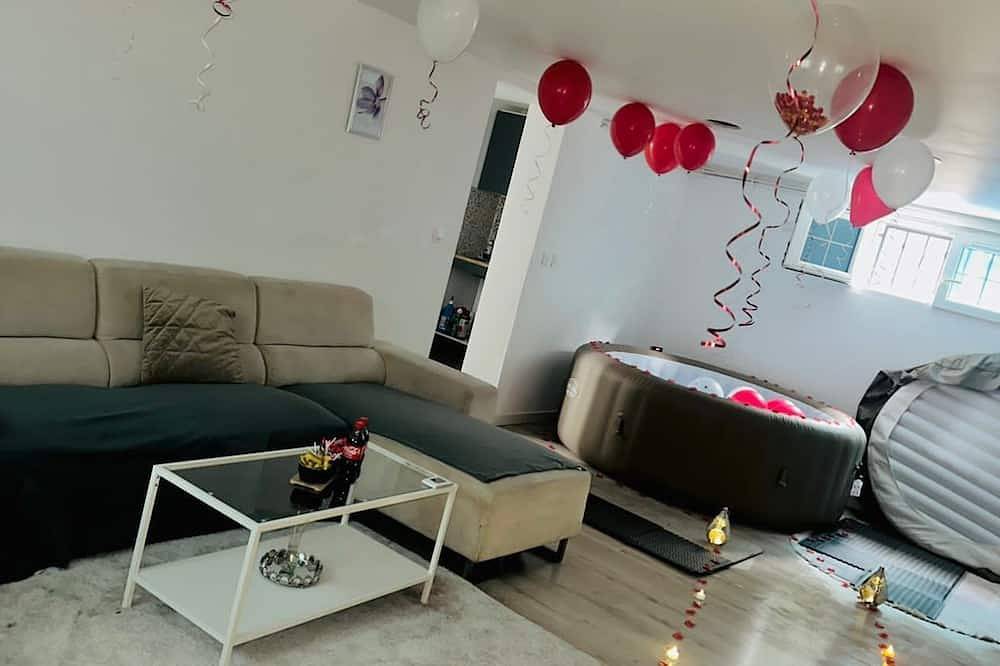 Cosy Home Jacuzzi in Livry-Gargan, Seine-Saint-Denis